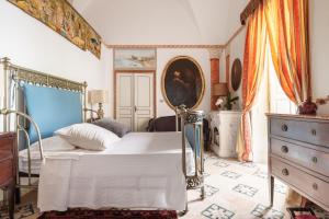 巴格里亚Vero Sicily - Sicilian Garden Cottages的一间卧室配有一张床、梳妆台和镜子
