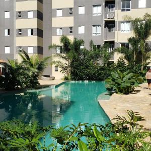 乌巴图巴Apartamento Resort Palmeiras 2 com 03 Quartos Ubatuba的大楼前的游泳池