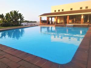 乌旺戈海滩Laguna La Crete 28的大楼前的大型蓝色游泳池
