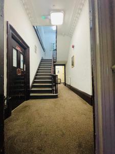 莱斯特Star Hotel, South Leicester的办公室大楼内一条空的走廊,有楼梯