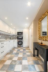 阿德耶Luxury two-bedroom apartment Four Seasons的厨房配有白色橱柜和 ⁇ 板地板