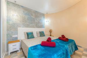 阿德耶Luxury two-bedroom apartment Four Seasons的一间卧室配有两张带红色鞋的床。