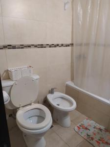 瓜伊马延Terracota lodge的浴室配有卫生间、盥洗盆和淋浴。