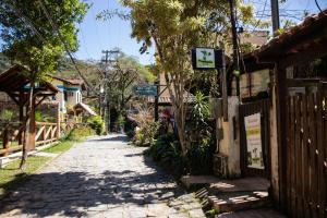 阿布拉奥Hostel Papagaio的村里一条鹅卵石街道,有围栏