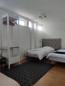 SommarboHouse. 80m2, near Lake, with car charge.的一间卧室配有两张单人床和一张地毯。