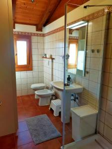 CerratinaCasa Vacanza Collalto的浴室设有2个卫生间、水槽和淋浴。