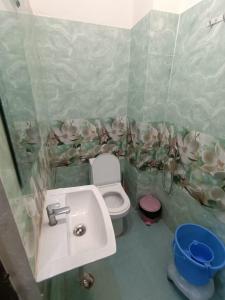 瑞诗凯诗Nature Villa的浴室设有水槽,墙上挂有鲜花的卫生间