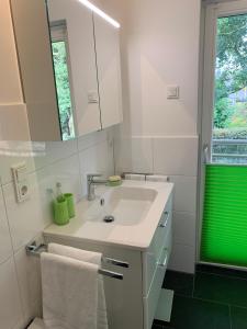 克莱沃bike & chill的白色的浴室设有水槽和镜子
