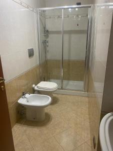 卡潘诺里casa GIRASOLE的带淋浴、卫生间和盥洗盆的浴室
