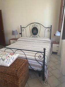 卡潘诺里casa GIRASOLE的一间卧室配有一张带黑白色棉被的床