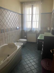 卡潘诺里casa GIRASOLE的带浴缸、卫生间和盥洗盆的浴室
