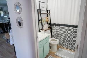 格林维尔Beautiful Stylish 3 bedroom home in Greenville的一间带水槽、卫生间和淋浴的浴室