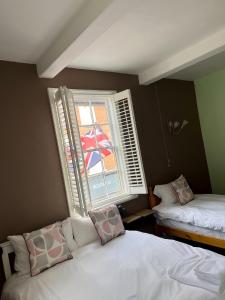 绍斯韦尔The Crown Hotel的小房间设有两张床和窗户