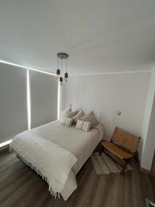 维纳德马Terrazas de Cochoa的白色卧室配有床和椅子