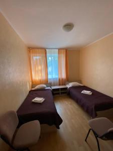纳尔瓦约埃苏Laine guesthouse的酒店客房设有两张床和窗户。