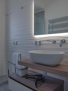 科尔西科B&B Prestige的浴室设有白色水槽和镜子