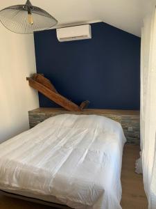 布尔日Maison face à la Cathédrale的卧室配有白色的床和蓝色的墙壁