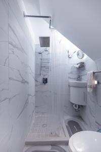 CrosbiesLaBellevue Benjamin's Holiday Rental Home﻿的带淋浴和卫生间的白色浴室