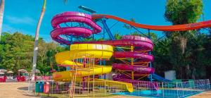 卡达斯诺瓦斯Caldas Park & Hotel Caldas Novas的水上公园里的一个色彩缤纷的水滑梯