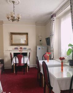 邓莱里Mulgrave Lodge的一间带2张桌子和冰箱的用餐室