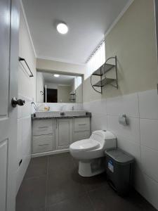 CarazDepartamentos Caraz的白色的浴室设有卫生间和水槽。