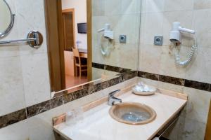 卡拉瓦卡·德·拉·克鲁斯玛莲娜酒店的一间带水槽和镜子的浴室