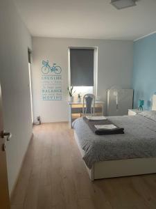 LudbregApartman Botivo的卧室配有一张床,墙上挂有自行车标志