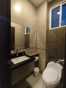 曼塔APARTAMENTO PUERTO MADERA的浴室配有盥洗盆、卫生间和浴缸。