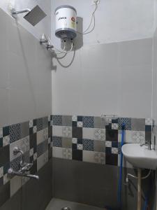 迈索尔Mysore Studio Rooms的一间带水槽、卫生间和淋浴的浴室