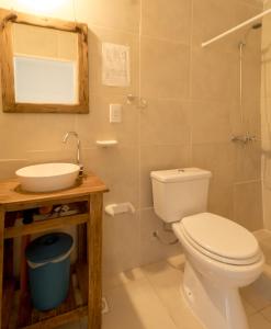 厄尔查尔坦Hosteria Alma de Patagonia的浴室配有白色卫生间和盥洗盆。