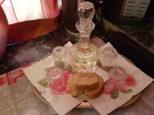 阿特米达Jenny's house,Agiou Ioannou 103的盘子,夹三明治和桌子上的一瓶
