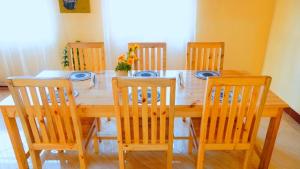 阿鲁沙Osotwa Maasai Hostel的木制餐桌,配有六把木椅
