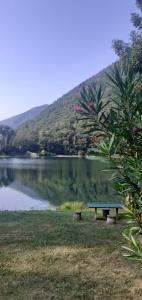 GhirlaL’Angolino di MAGDA: on the lake-PRIVATE beach!的坐在山 ⁇ 湖畔的长凳