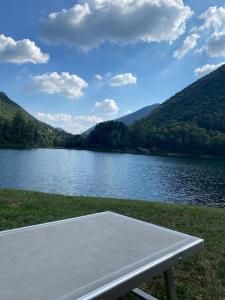 GhirlaL’Angolino di MAGDA: on the lake-PRIVATE beach!的坐在湖前的乒乓球桌