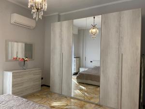 拉帕洛SUNNY APARTMENT with big terrace的卧室配有带镜子的衣柜和镜子