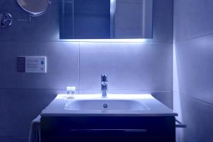 马德里Woohoo Rooms Hortaleza的一间带水槽和镜子的浴室