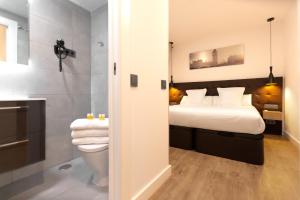 马德里Woohoo Rooms Hortaleza的一间酒店客房 - 带一张床和一间浴室