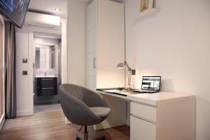 马德里Woohoo Rooms Hortaleza的白色的客房配有书桌和椅子