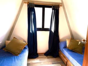 塞拉纳镇Cabaña Nórdica muy cómoda para unos días de relax的客房设有两张床和窗户。