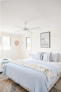 浅滩湾Casa Keys Shoal Bay的一间白色卧室,配有两张床和天花板