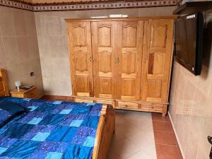 纳祖尔2 Zimmer Wohnung Corniche Nador Sidi Ali- am Meer & Wifi的一间卧室配有一张床和木制橱柜