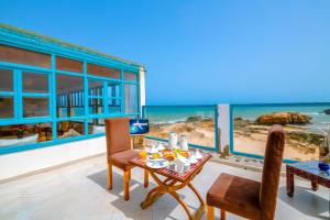 索维拉Riad Kafila的一间享有海滩美景的用餐室