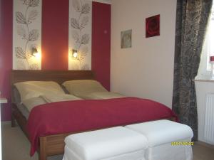 格拉尔-米里茨Ferienwohnung Strandwiese的一间卧室配有一张红色墙壁的床