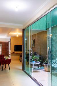 巴西利亚Pousada Jardim Brasília的一间带玻璃门的客厅和一间客厅