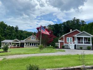 阿什维尔The Farmhouse at Wolfehaven的院子中悬挂美国国旗的房子