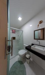 巴西利亚Pousada Jardim Brasília的浴室配有卫生间、盥洗盆和淋浴。
