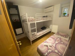马德里Karl&Deby Madrid的小房间,房间内设有两张双层床