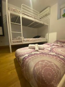 马德里Karl&Deby Madrid的一间卧室配有两张双层床。