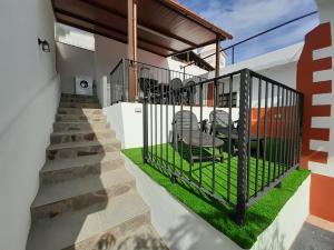 AlojeraVv Puerto del Trigo - Stella的一座房子,设有两把椅子和草地
