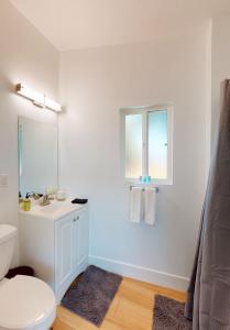 马里布The Heathercliff的白色的浴室设有卫生间和水槽。